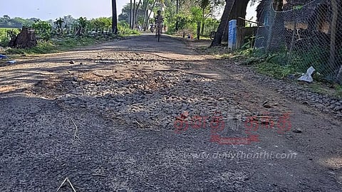 குண்டும், குழியுமான சாலை சீரமைக்கப்படுமா?