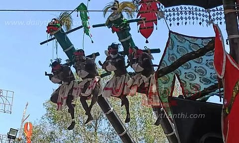 பத்ரகாளியம்மன் கோவிலில் 1,352 குழந்தைகளுக்கு தூக்க நேர்ச்சை