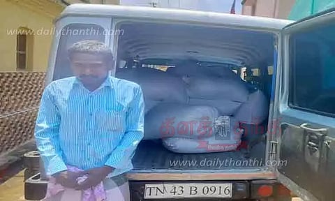 23 மூடை ரேஷன் அரிசி வேனுடன் பறிமுதல்