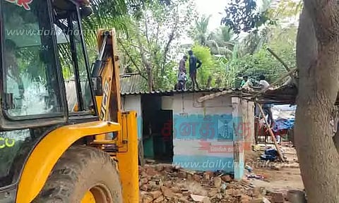 ஆக்கிரமிப்பு வீடு இடித்து அகற்றம்