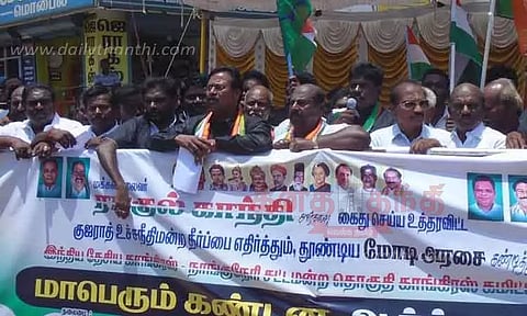 காங்கிரசார் கருப்புச்சட்டை அணிந்து ஆர்ப்பாட்டம்