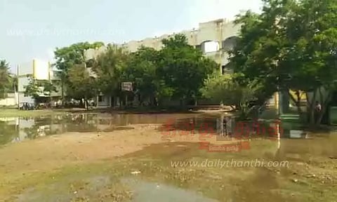 அரசு பள்ளி வளாகத்தில் தேங்கி நிற்கும் மழைநீர்