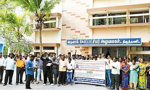 திருத்தணி ஆர்.டி.ஓ. அலுவலகம் முன்பு கிராம நிர்வாக அலுவலர்கள் சங்கத்தினர் ஆர்ப்பாட்டம்