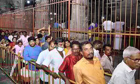 அருணாசலேஸ்வரர் கோவிலில் பக்தர்கள் கூட்டம் அலைமோதியது