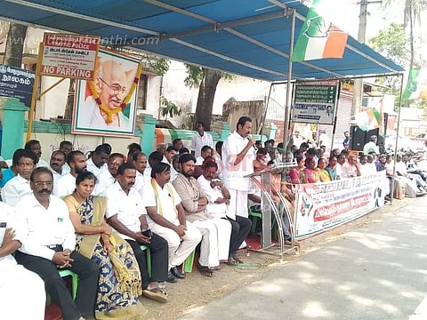 தக்கலையில் காங்கிரஸ் கட்சியினர் தர்ணா 2 எம்.எல்.ஏ.க்கள் பங்கேற்பு