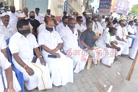 ராகுல் காந்தி எம்.பி. பதவி பறிப்பை கண்டித்துகாங்கிரஸ் கட்சியினர் போராட்டம்