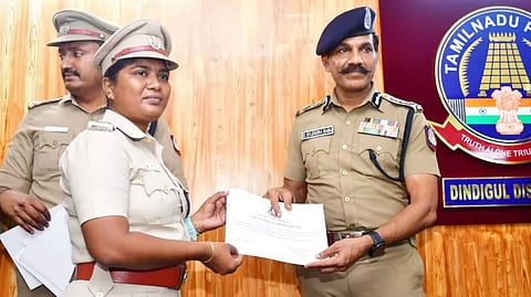 சிறப்பாக பணியாற்றிய போலீசாருக்கு பாராட்டு சான்றிதழ்