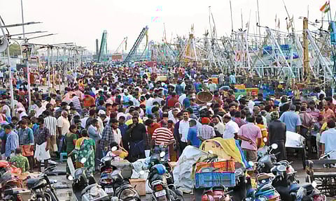 காசிமேடு மீன்பிடி துறைமுகத்தில் மீன்கள் வரத்து குறைந்ததால் விலை உயர்வு