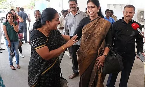 நீங்களும் எங்க சைடு தானா....! கருப்பு உடையில் வந்து சிக்கலில் மாட்டிய வானதி சீனிவாசன் .. சட்டசபை சுவாரசியம் !