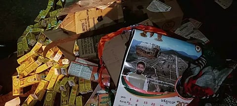 வாக்காளர்களுக்கு கொடுப்பதற்காக காரில் வைத்திருந்தசி.டி.ரவி. எம்.எல்.ஏ. உருவப்படம் அடங்கிய காலண்டர்கள், மது பாக்கெட்டுகள் பறிமுதல்