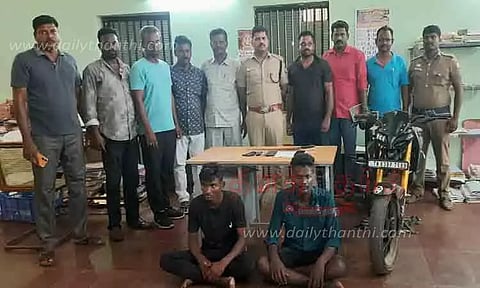 பெண் போலீசின் கணவரை வாளால் வெட்டி நகை, பணம் வழிப்பறி செய்த 2 பேர் கைது