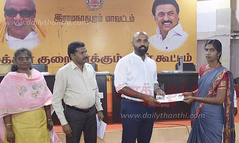 மின்சாரம் தாக்கி உயிரிழந்தவர் குடும்பத்துக்கு நிவாரண உதவி