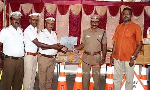 சாலை பாதுகாப்பு உபகரணங்கள்