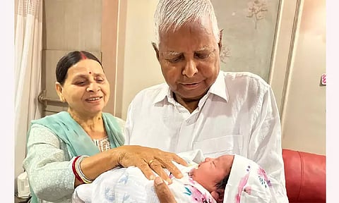 குழந்தையை முதல்முறையாக வைத்திருப்பது அற்புதமானது - பேத்தியின் படத்தைப் பகிர்ந்த லாலு பிரசாத் யாதவ்