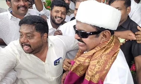 லட்டு எடு கொண்டாடு...! 150 கிலோ லட்டு...! எம்.ஜி.ஆராகவே மாறிய எடப்பாடி பழனிசாமி!