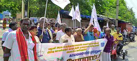 பழனி அரசு மருத்துவமனை முன்பு மாற்றுத்திறனாளிகள் ஆர்ப்பாட்டம்