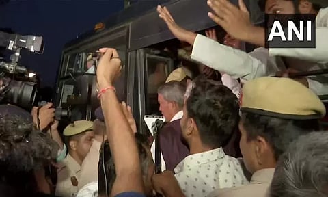 ராகுல் காந்தி விவகாரம்: டெல்லியில் அமைதி பேரணி நடத்திய காங்கிரஸ் தலைவர்கள் கைது