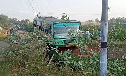 கால்வாயின் மேல் அந்தரத்தில் நின்ற அரசு பஸ்சால் பரபரப்பு
