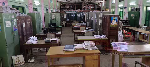 சீர்காழியில், அரசு பணியாளர்கள் வேலை நிறுத்தம்