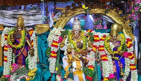 ஊஞ்சலில் எழுந்தருளிய மீனாட்சி-சுந்தரேசுவரர்