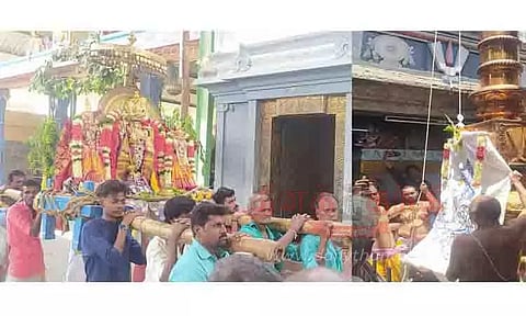 மதனகோபாலசுவாமி கோவில் பங்குனி உத்திர திருவிழா கொடியேற்றத்துடன் தொடங்கியது
