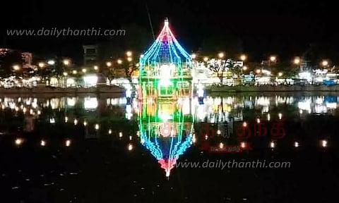 மின்னொளியில் ஜொலிக்கும் தெப்பக்குளம்