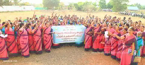 பல்வேறு இடங்களில் அங்கன்வாடி ஊழியர்கள் ஆர்ப்பாட்டம்