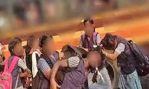 "காத்துவாக்குல ரெண்டு காதல் வந்தது மோதல்" ரோட்டில் 30 மாணவிகள் குடுமிப்பிடி சண்டை