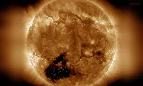 சூரியனில் மிகப்பெரிய ஓட்டை: பூமிக்கு ஆபத்தா...?