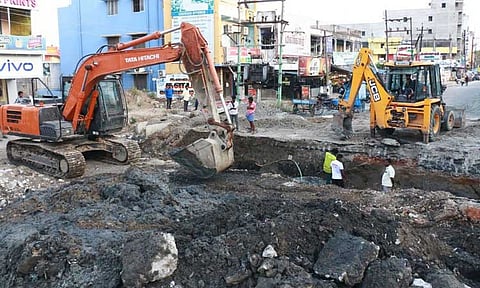 விழுப்புரம்- திருச்சி நெடுஞ்சாலையில்மழைநீர் வடிகால் வாய்க்கால் அமைக்கும் பணிஒருவழிப்பாதையில் வாகனங்கள் இயக்கம்