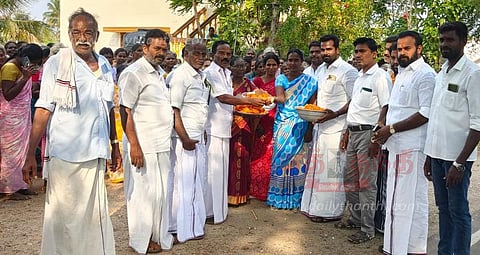 பொதுச்செயலாளராக எடப்பாடி பழனிசாமி பதவி ஏற்புஅ.தி.மு.க.வினர் இனிப்பு வழங்கி கொண்டாட்டம்