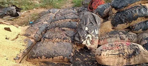 நெல்கொள்முதல் நிலையத்தில் மூடப்பட்ட தார்ப்பாய் தீப்பிடித்து எரிந்தது