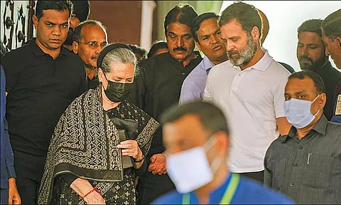 எம்.பி.பதவி பறிக்கப்பட்ட நிலையில் நாடாளுமன்ற வளாகத்துக்கு திடீரென சென்ற ராகுல்