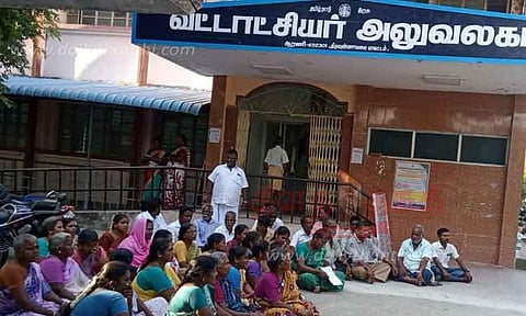 கூட்டத்திற்கு அதிகாரிகள் வராததால் தாலுகா அலுவலகத்தை பொதுமக்கள் முற்றுகை