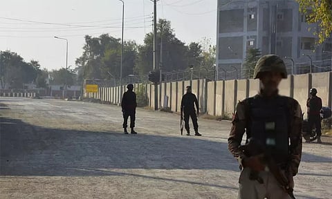 பாகிஸ்தானில் பயங்கரவாதிகள் தாக்குதலில் 4 போலீசார் உயிரிழப்பு