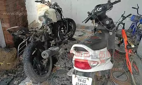 என்ஜினீயர் வீட்டில் இருசக்கர வாகனங்கள் தீ வைத்து எரிப்பு