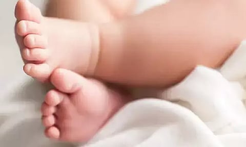 செம்மஞ்சேரியில் 2 மாத குழந்தையை சுவரில் அடித்துக்கொன்ற தந்தை