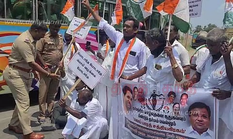 காங்கிரஸ் கட்சியினர் சாலை மறியல்