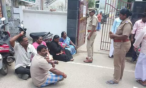 காதலனுடன் சேர்த்து வைக்க கோரி பள்ளிவாசல் முன் கைக்குழந்தையுடன் பெண் தர்ணாசிதம்பரத்தில் பரபரப்பு
