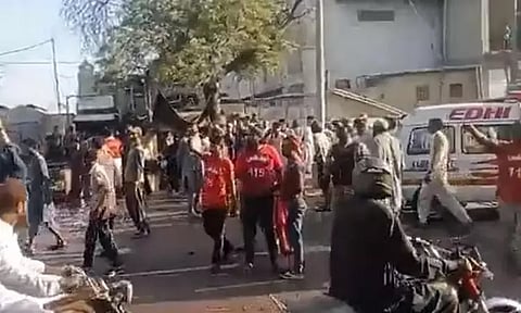 பாகிஸ்தான்: இலவச ரேஷன் பொருட்களை வாங்க குவிந்த மக்கள் - கூட்ட நெரிசலில் சிக்கி 11 பேர் பலி