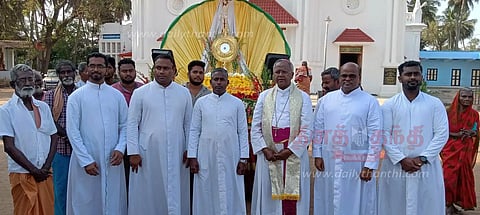 பூண்டி மாதா பேராலயத்தில் திருச்சிலுவை பவனி