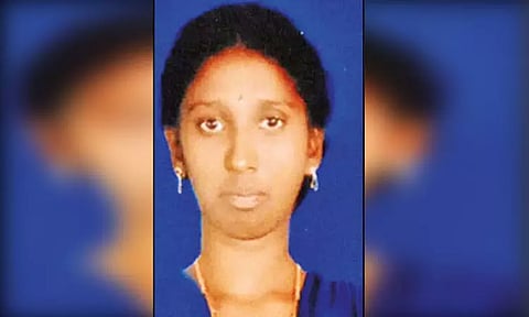 பல்கலைக்கழக விடுதி மாடியில் இருந்து விழுந்த மாணவி சாவு