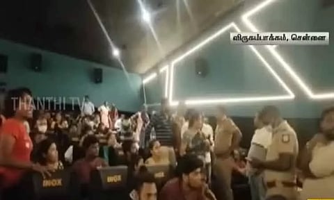 திரையரங்கில் பாதியில் நிறுத்தப்பட்ட 'விடுதலை' திரைப்படம்... குழந்தைகளை வெளியேற்ற போலீசார் முயன்றதால் பரபரப்பு