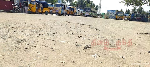 புதிய பஸ் நிலையத்தில் சேதம் அடைந்த சாலை