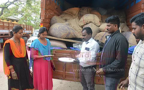 லாரியில் கடத்த முயன்ற 5¼ டன் ரேஷன் அரிசி பறிமுதல்