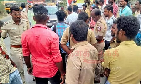 பஸ்சின் படியில் தொங்கியபடி வந்ததை கேட்ட கண்டக்டர் மீது தாக்குதல்