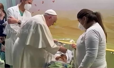 மருத்துவமனையில் போப் பிரான்சிடம் ஞானஸ்நானம் பெற்ற அதிர்ஷ்டசாலி குழந்தை