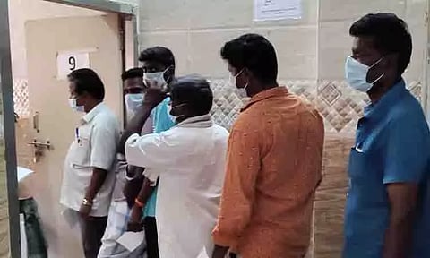 அரசு மருத்துவமனைக்கு முககவசம் அணிந்து வந்த நோயாளிகள்