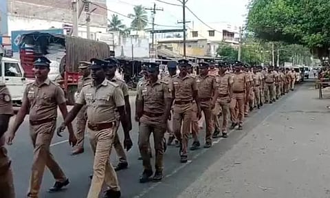 தேர்த்திருவிழாவையொட்டி போலீசார் கொடி அணிவகுப்பு