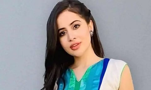 அரைகுறை ஆடை சர்ச்சை: மன்னிப்பு கேட்ட கவர்ச்சி நடிகை